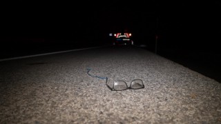 Otomobilin çarptığı ağır yaralanan motosikletlinin, olay yerinde gözlüğü ve evine götürmek için aldığı yol kenarına savrulan ekmekler kaldı