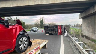 Otomobilin çarptığı kamyon devrildi: 2 yaralı