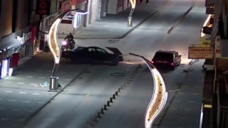 Otomobiller kafa kafaya çarpıştı, o anlar kameraya yansıdı