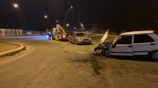 Otomobiller kavşakta çarpıştı: 5 yaralı