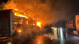 Otoyolda korkutan yangın: Pamuk yüklü tır alev alev yandı