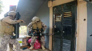 Özel hareket polislerinin koçbaşı ile girdiği evde şaşırtan güvenlik önlemi