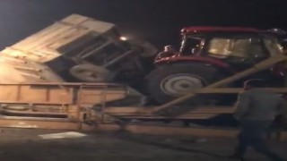 Pancar boşaltan traktörün römorku hazneye düştü