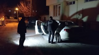 Park halindeki aracın camını kaldırım taşıyla kırdılar