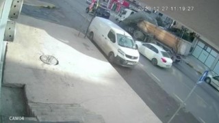 Pendikte ani fren yapan kamyonun dorsesindeki çimento araçların üzerinde döküldü
