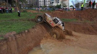 Pendikte dev arazi araçlarının engelli parkurda off-road yarışları nefes kesti