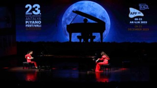 Müzik ve mizahı buluşturan ikili “Queenz Of Piano” Antalya'da sahne aldı