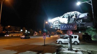 Polis kaza yapan aracı yol kenarında sergileyip hız sınırına dikkat çekti