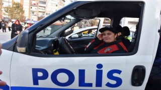 Polis kıyafeti giyip, görev aldılar