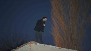 Polisi görünce elinde bıçakla çatıya kaçtı, 2 saatlik çabayla ikna edildi