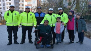 Polisin örnek davranışı üzerine hayırsever tarafından engelli şahsa akülü araç hediye edildi