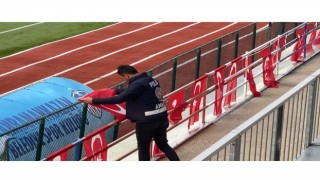 Polisin Türk bayrağı hassasiyeti yürekleri ısıttı