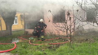 Prefabrik evde çıkan yangın güçlükle söndürüldü