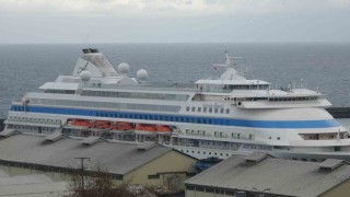 Rus turistleri taşıyan kruvaziyer gemisi Trabzon Limanına demirledi