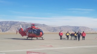 Safra kesesi rahatsızlığı olan kadın ambulans helikopterle Vana sevk edildi