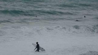 Sağanak ve fırtına alarmı verilen Antalyada deniz sörfçülere kaldı