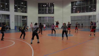 Sağlıkçılar voleybol turnuvasında stres atıyor