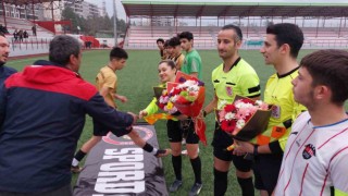 Sahaya Sporda şiddete hayır yazılı pankartla çıkıp, hakemlere çiçek verdiler