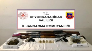 Saman balyaları arasına kavanoz içerisinde gizlenmiş esrarın bulunma anı jandarma kamerasında