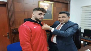 Şampiyon güreşçi Alperen Atar, memleketi Alaplıda davul zurna ile karşılandı