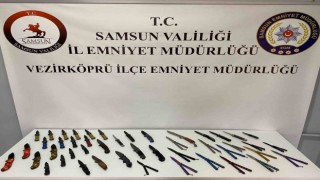 Samsunda iki işyerinde satışı yasak 46 bıçak ele geçirildi