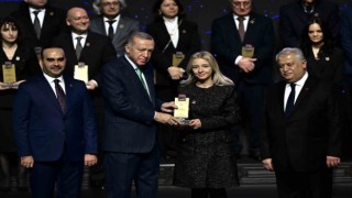 Samsunlu akademisyen ödülünü Cumhurbaşkanı Erdoğanın elinden aldı