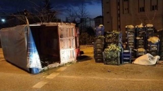 Sancaktepede direksiyon hakimiyeti kaybedilen kamyon devrildi