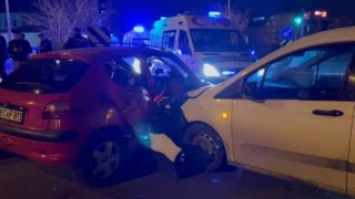 Sancaktepede iki araç kafa kafaya çarpıştı: 4 ağır yaralı