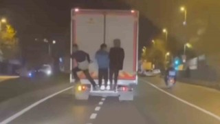 Sancaktepede kamyonun arkasından tutunan çocukların tehlikeli oyunu kamerada