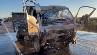 Şanlıurfada kamyonet tıra arkadan çarptı: 2 yaralı