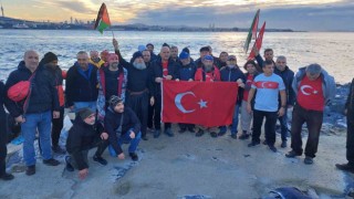 Sarayburnu Fatihleri boğazın buz gibi suyuna girdi, İsraili protesto etti
