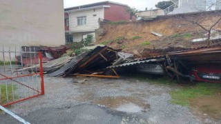 Sarıyerde istinat duvarı çöktü: 4 araçta hasar oluştu, 1 bina boşaltıldı