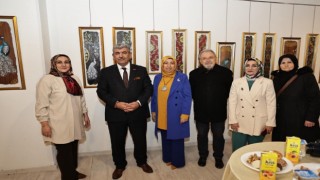 Selçukludan günümüze gelen motifleri ağaç parçalarına işleyerek yaşatıyor