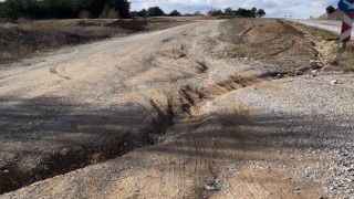 Selden dolayı çukur oluşan köy yolu tehlike saçıyor