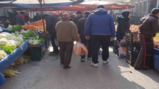 Semt pazarında yeni yıl yoğunluğu