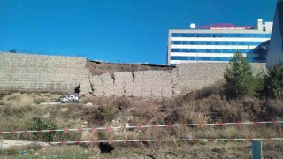 Seydikemer Devlet Hastanesinin istinat duvarı yıkıldı