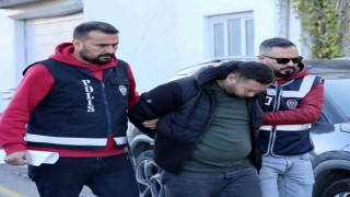 Seyhan polisi bir eve yaptığı baskında 13 ruhsatsız tabanca ele geçirdi