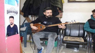 Siirtte berberde canlı müzik eşliğinde tıraş keyfi