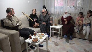Âşık Veyselden etkilenerek saz çalmaya başlayan görme engelli Âşık Ünver, sazı ile hayata tutundu