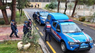 Silahlı ve maskeli soyguncular jandarmadan kaçamadı