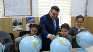 Sinopta ilkokul öğrencilerine ‘model küre hediye edildi