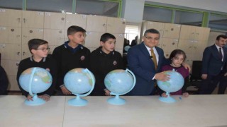 Sinopta öğrencilere model küre dağıtıldı