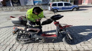 Sipariş götüren motorlu kurye hafif ticari araçla çarpıştı