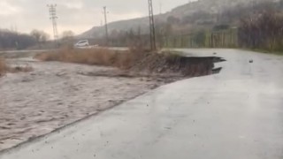 Şırnakta dereler taştı, yol çöktü