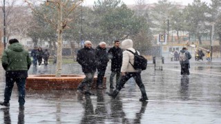 Sivaslıların hasretle beklediği kar kente giriş yaptı