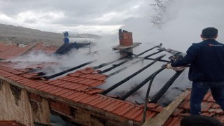 Sobadan sıçrayan kıvılcımlar evi küle çevirdi