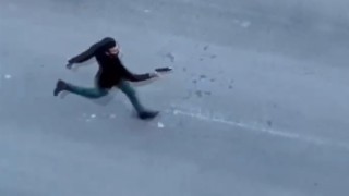 Sokak ortasında çatışma kamerada