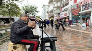Sokaklarda her koşulda şarkı söyleyerek geçimini sağlıyor