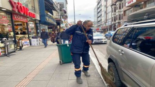 Sokakta temizlik yapan görevliyi darp ettiler