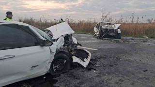 Sökede otomobiller kafa kafaya çarpıştı: 2 yaralı